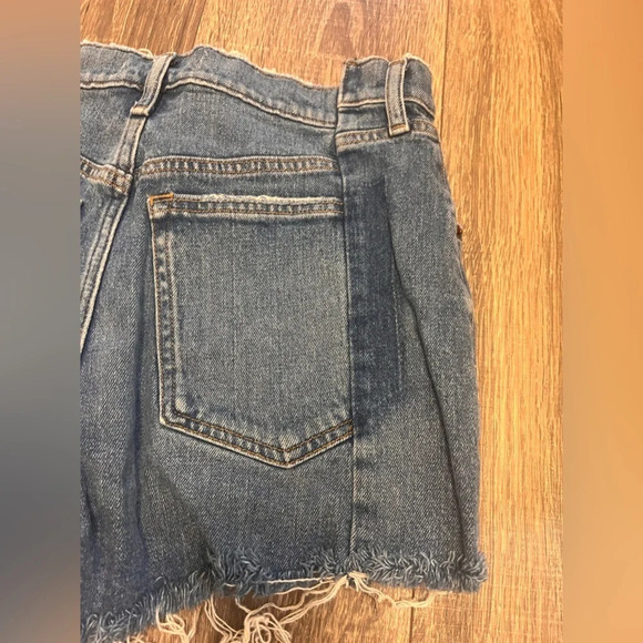 Abercrombie & Fitch High Rise Mom Short Color: Medium Size: 27 - Picture 2 of 8